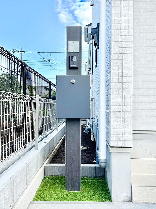 【その他現地】シンプルデザインのポスト。