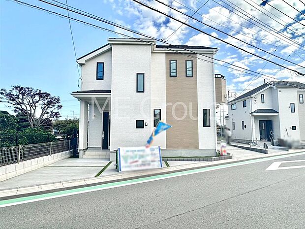 【現地外観写真】堂々完成！たっぷりの陽光と開放感に包まれる明るい住まい。