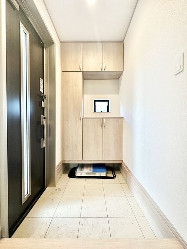 【玄関】明るい玄関はお客様をお出迎えするのにぴったりです！ 