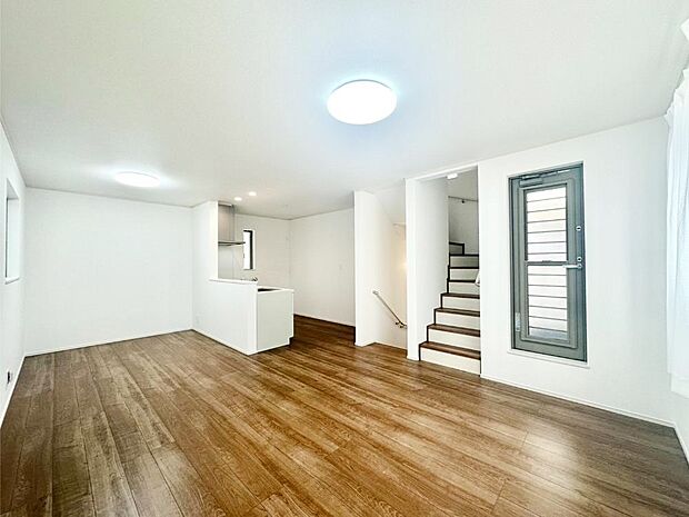 【リビングダイニング】明るい陽光が注ぎ、寛ぎの雰囲気に満たされるリビング・ダイニング。 　