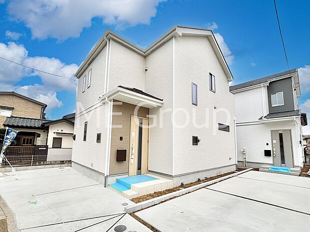 【現地外観写真】暮らしやすさと居心地の良さにこだわったシンプルで飽きのこないデザイン ！