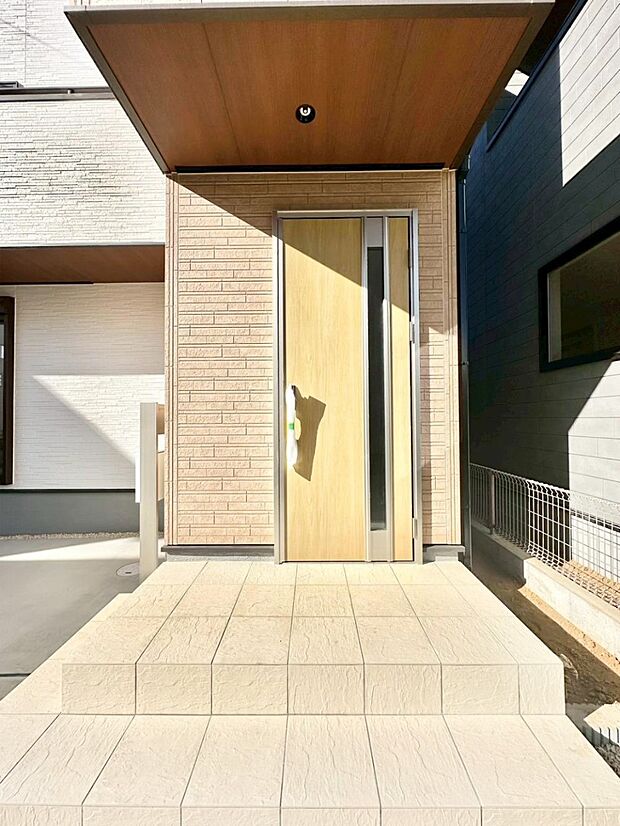 【玄関】大切な家族、来客を出迎える玄関。