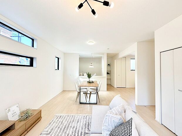 【リビング】ご家族の賑やかな話し声で包まれる明るいリビング  