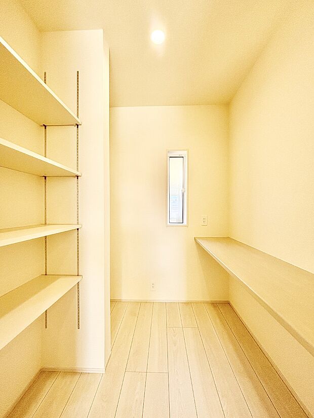 【収納】食品のストックや調理器具の保管に便利な可動棚付きパントリー