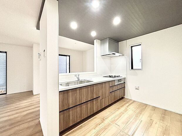 【キッチン】ゆとりあるキッチンではご家族と楽しくお料理ができます。