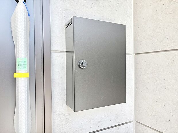 【その他現地】シンプルデザインのポスト。