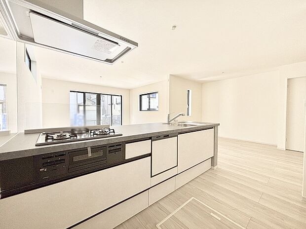 【ダイニングキッチン】リビングで遊ぶお子様を見守りながらお料理ができる対面キッチン。  