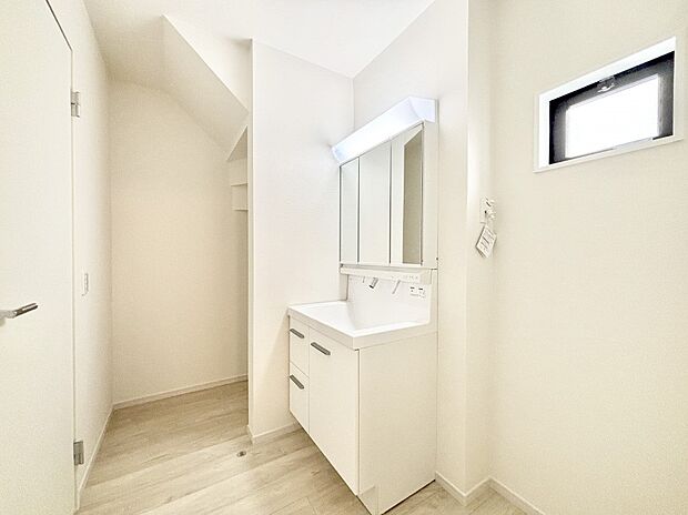【ランドリースペース】明るい洗面所は毎朝の身支度も楽しくできちゃいそうです。    