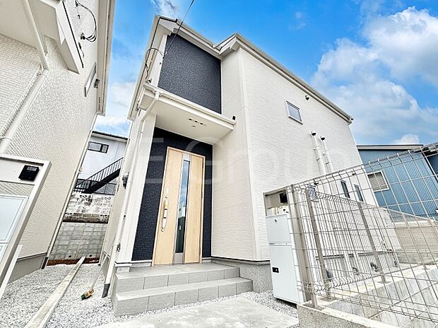 【現地外観写真】暮らしやすさと居心地の良さにこだわったシンプルで飽きのこないデザイン ！