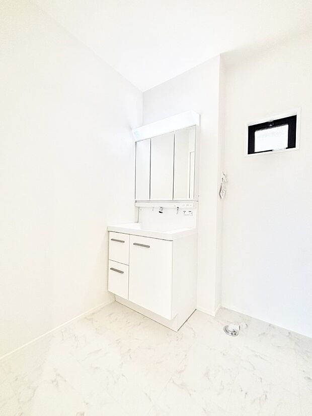 【脱衣場】清潔感ある洗面化粧室で朝の身支度も快適