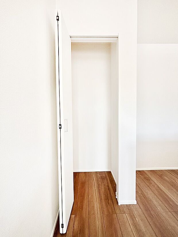 【キッチン横収納】食材のストックはもちろん、日用品の収納など使い方はいろいろ  