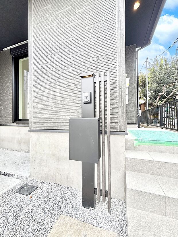 【その他現地】シンプルデザインのポスト。