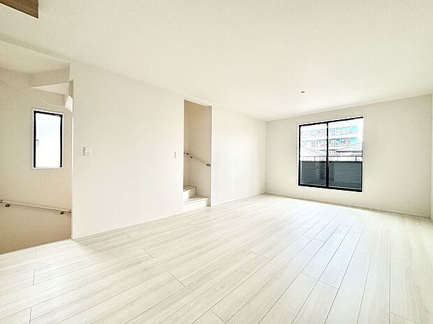 【リビングダイニング】リビング階段が家族の笑顔と会話をつないでくれます  