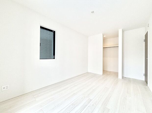 【寝室】収納が充実しているので居住スペースを広々使えます  