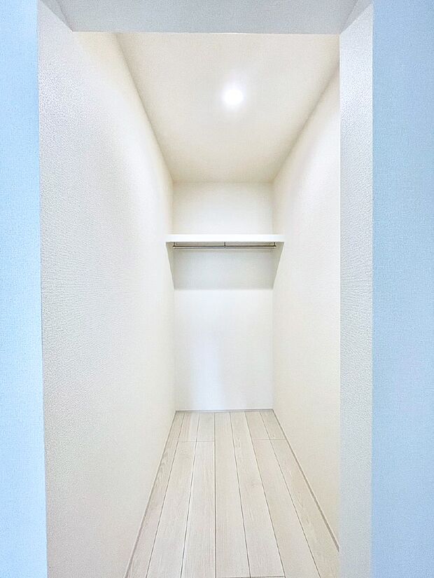 【ウォークインクローゼット】ウォークインクローゼット付きで生活空間を広く利用できます。