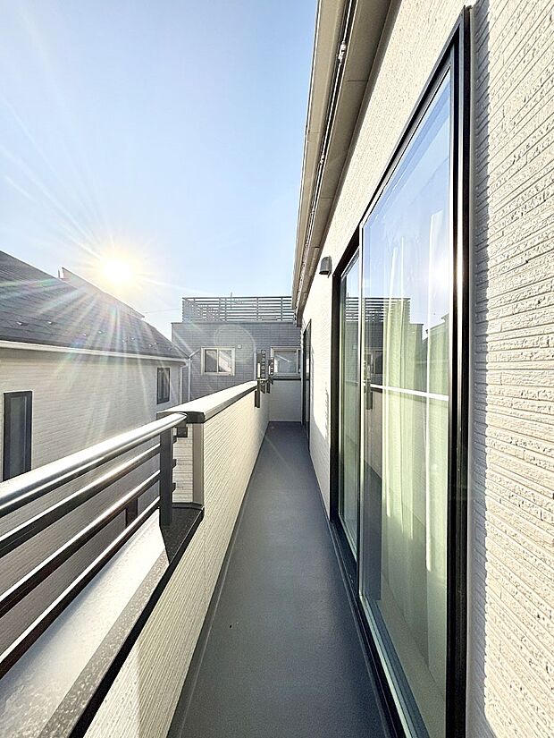 【バルコニー】南向きのバルコニー！ご家族の洗濯物はもちろん、お布団もたっぷり干せます！