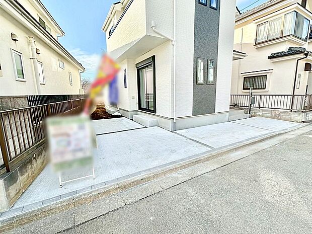 【駐車場】2台(車種による)駐車可!ご家族みんなの自転車も置ける広々カースペース。