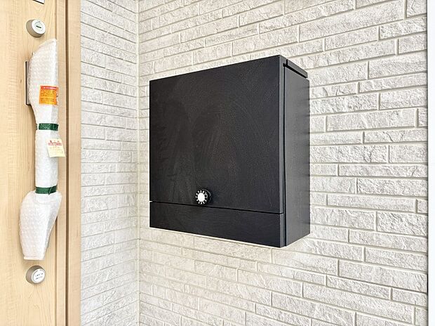 【その他現地】シンプルデザインのポスト。