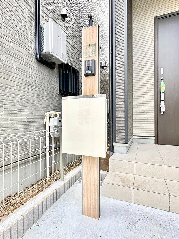 【その他現地】表札・インターホン・ポストをひとつに集約。エントランスになじむシンプルデザイン。