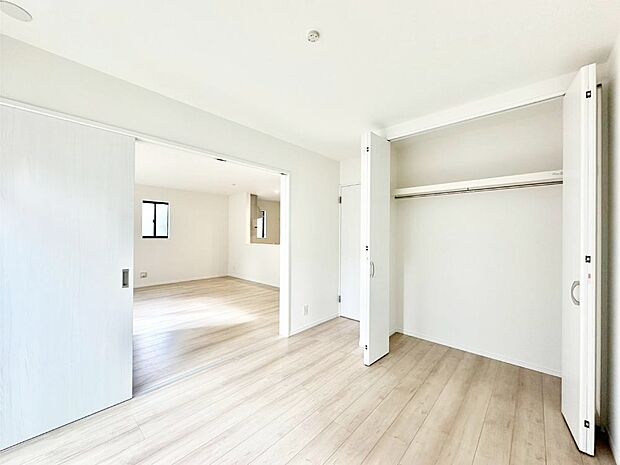 【子供部屋】リビング横の洋室は引き戸を開ければリビングと一体に。閉じれば独立した洋室に。