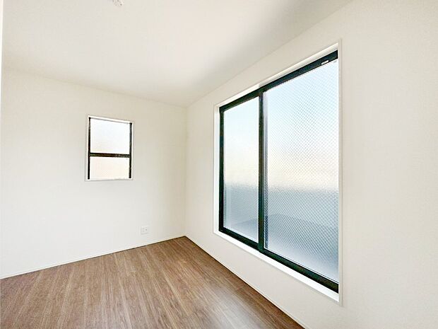 【子供部屋】窓からのやさしい光が心地よいプライベートルーム