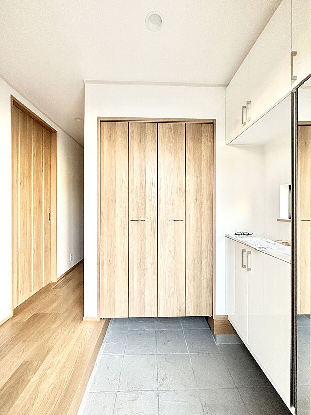 【玄関】家族の帰宅やお客様をあたたかく迎える玄関