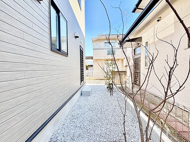 【庭】ちょっとしたスペースを設けることによって敷地にゆとりが生まれます