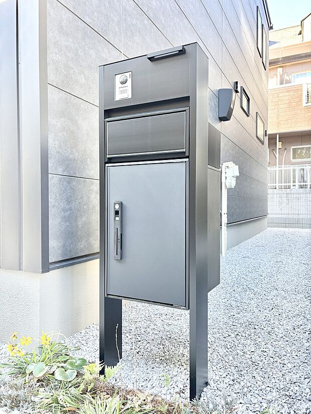 【その他現地】シンプルデザインのポスト。