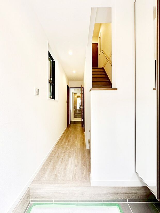 【玄関】家族の帰宅やお客様をあたたかく迎える玄関