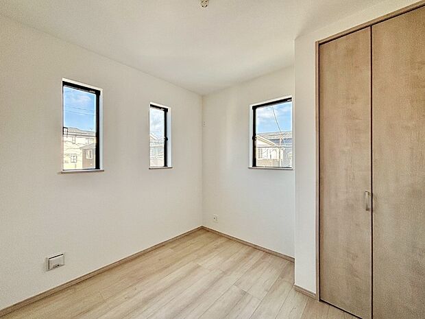 【洋室】やさしい光がさしこむ居室はしっかり収納付き