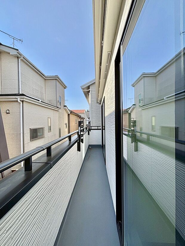 【バルコニー】ゆったりバルコニーだから沢山お洗濯ものを干せます。