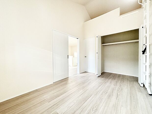 【洋室】お部屋を有効活用できるロフト付きの洋室!スッキリとした空間で過ごせます。