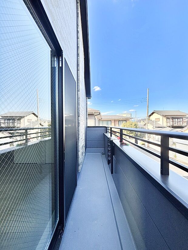 【バルコニー】ゆったりバルコニーだから沢山お洗濯ものを干せます。