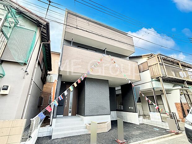 【現地外観写真】たっぷりの陽光と心地よい風が舞い込む住まい