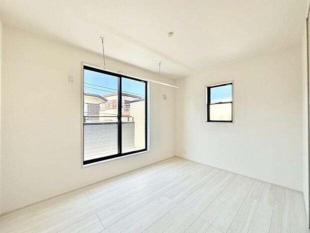 【寝室】明るいバルコニーサイドに洋室を設置。目覚めの良い寝室に。