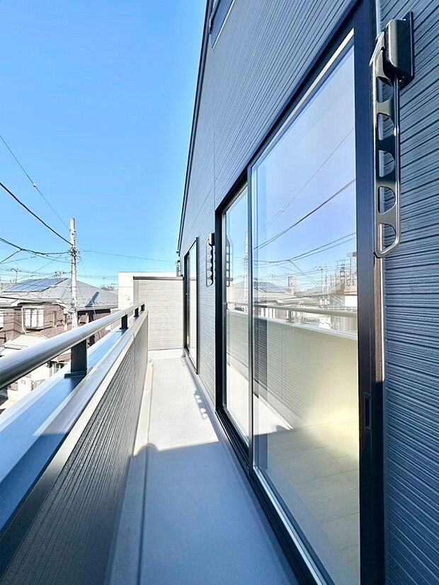 【バルコニー】ゆったりバルコニーだから沢山お洗濯ものを干せます。
