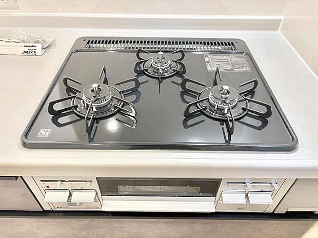 【Siセンサーコンロ】ガスコンロはSiセンサー搭載。火力調節や焦げ付き・消し忘れも防いでくれます。