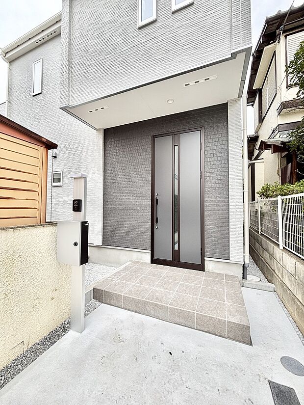 【玄関】大切な家族、来客を出迎える玄関。玄関前は屋根付きで雨が降っていても濡れにくいです。