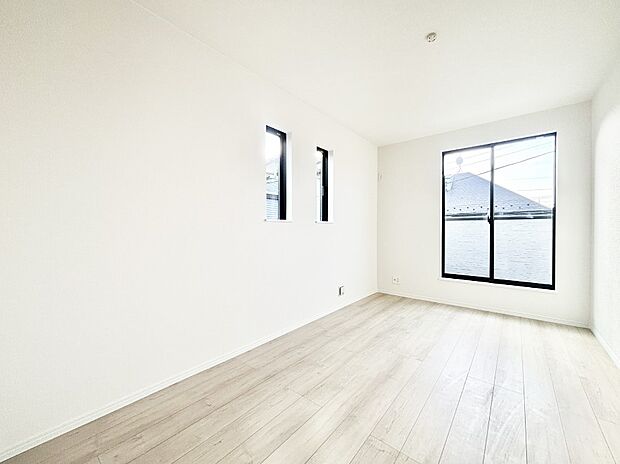 【寝室】明るいバルコニーサイドに洋室を設置。目覚めの良い寝室に。