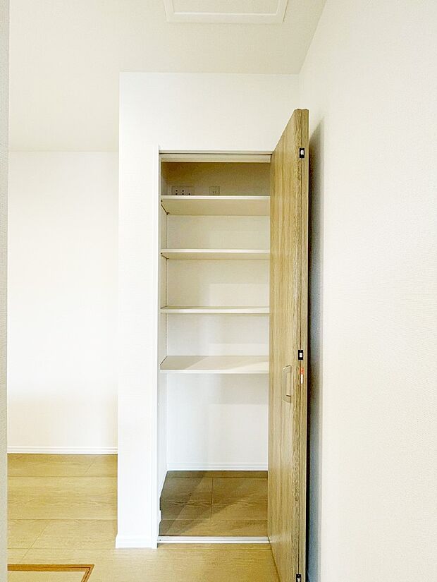 【収納】キッチン横の収納はパントリーとしても利用できます