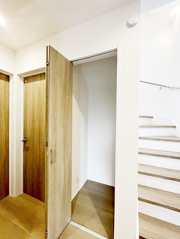 【廊下収納】掃除用具や生活雑貨の保管に便利な廊下収納