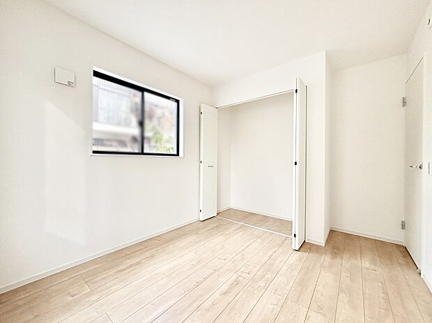 【寝室】窓からのやさしい光が心地よいプライベートルーム