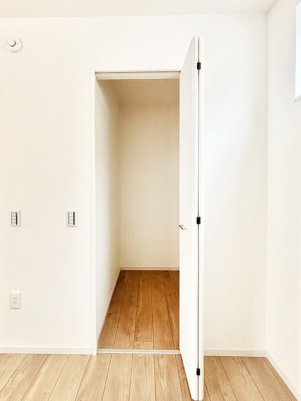 【備蓄倉庫】食材や飲料品の備蓄に役立つ備蓄倉庫付きでキッチン廻りもスッキリ片付きますね!