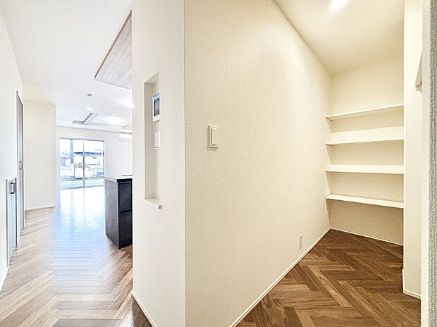 【収納】可動棚付きのパントリーで食品や日用品のストックもスッキリ見やすく収納できます!