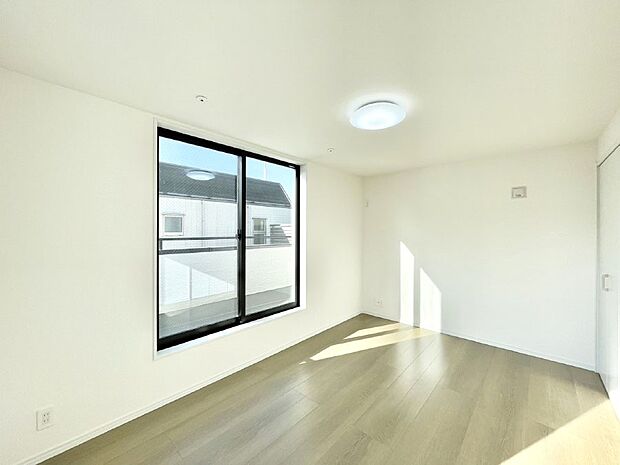 【洋室】バルコニーが開放感をプラスしてくれる洋室