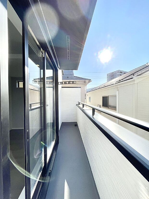 【バルコニー】暖かな陽光が降り注ぐバルコニーはお洗濯におすすめ。爽やかな風も心地よいです。