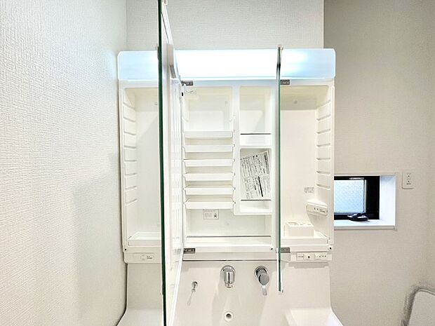 【三面鏡裏収納】三面鏡の裏に、化粧品や衛生用品などを収納可能。洗面台をすっきりと保ちます!