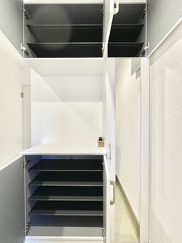 【シューズボックス】たっぷり収納できるシューズボックスで家族全員の靴も、玄関すっきり。