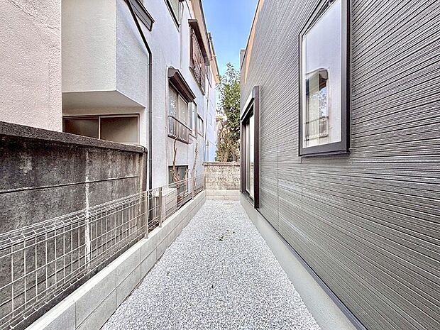 【庭】プランターを並べて季節のお花を楽しめるお庭付き。