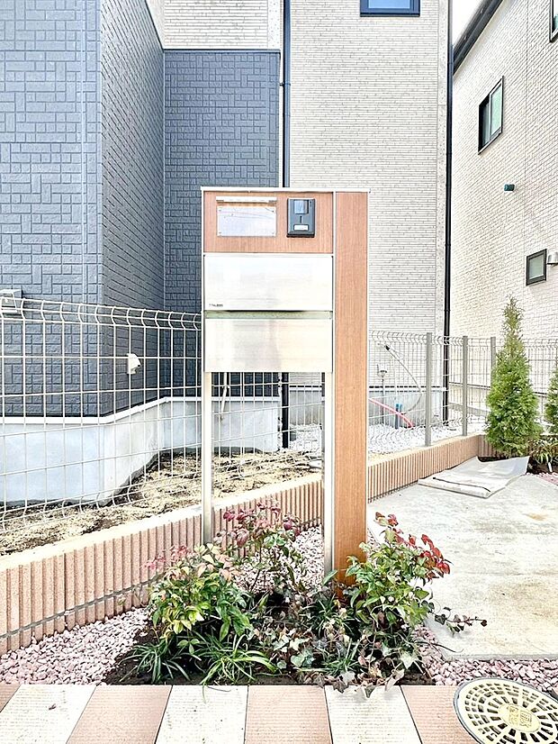 【その他現地】シンプルデザインのポスト。